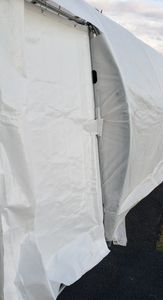 porte de côté sur un abri auto double xr20 avec toile blanche