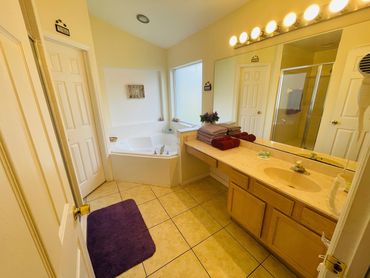 Florida Vacation. Master en-suite with includes corner bath, walk-in shower, basin & separate WC. 