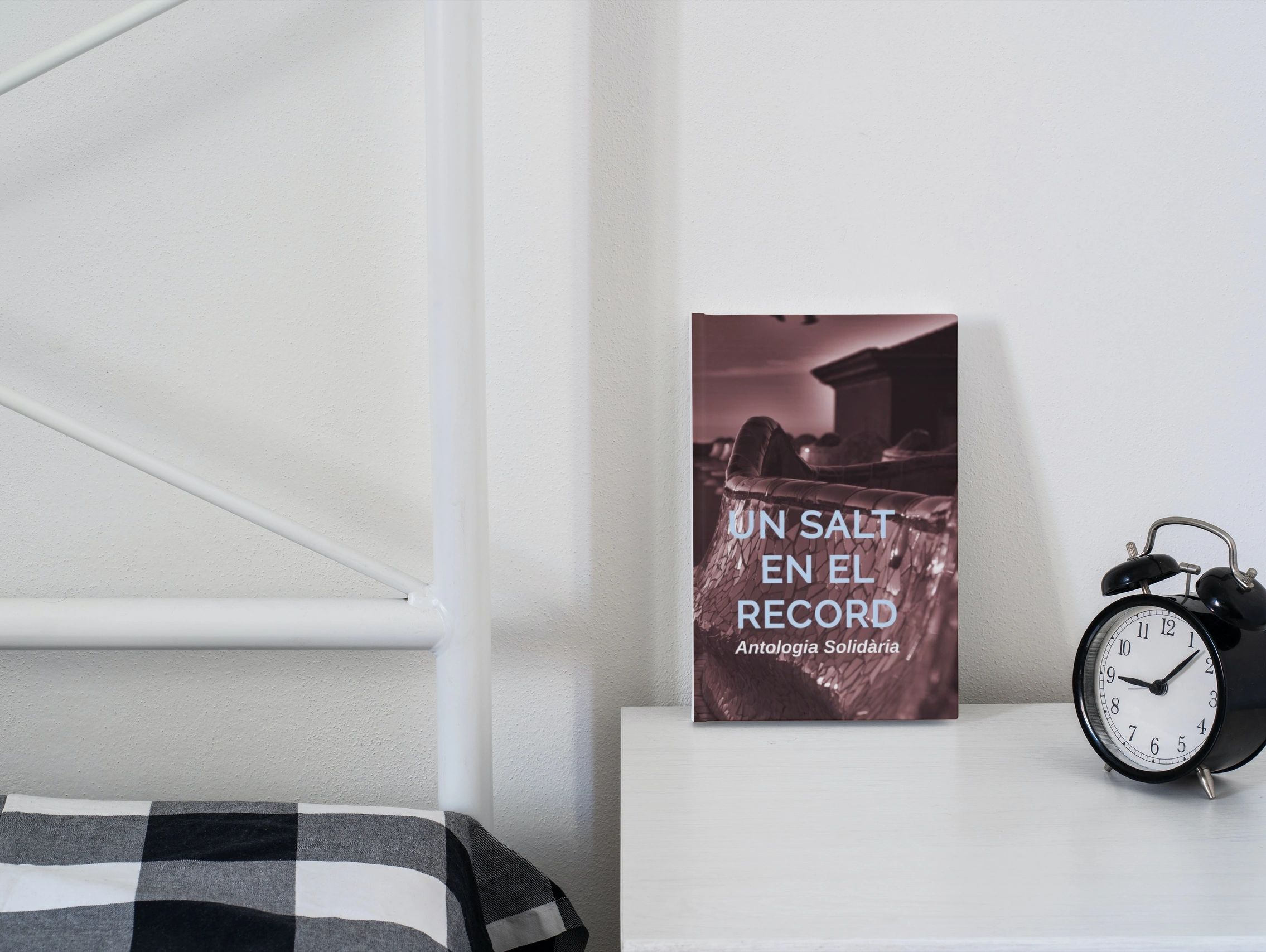 Mujer leyendo en el ordenador