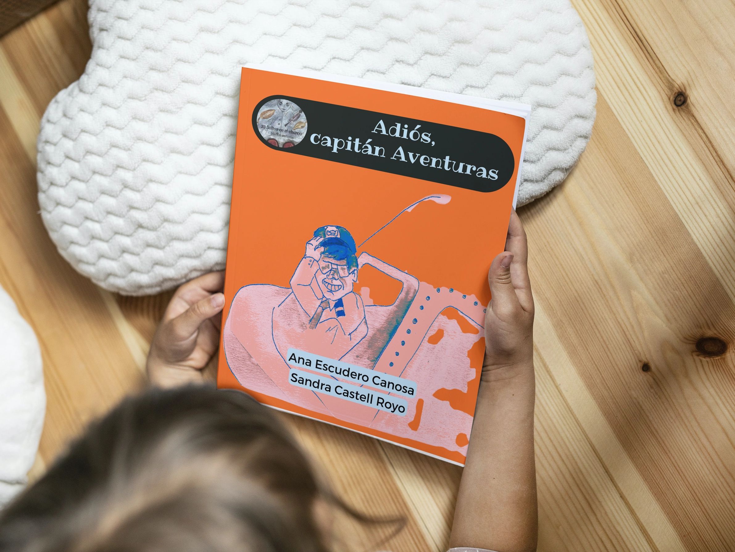 Niña con ejemplar de Adiós, Capitán Aventuras