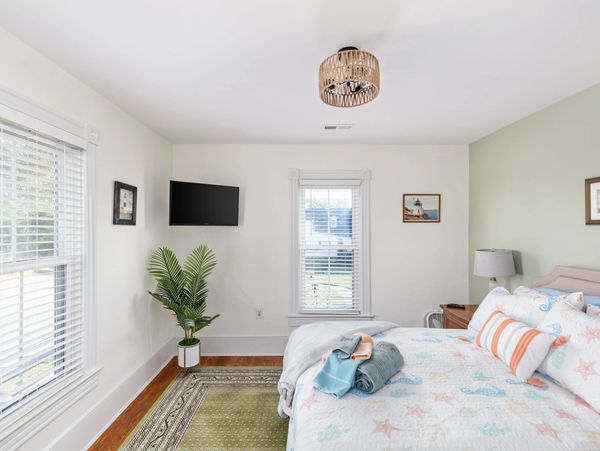 Queen bed with roku tv.