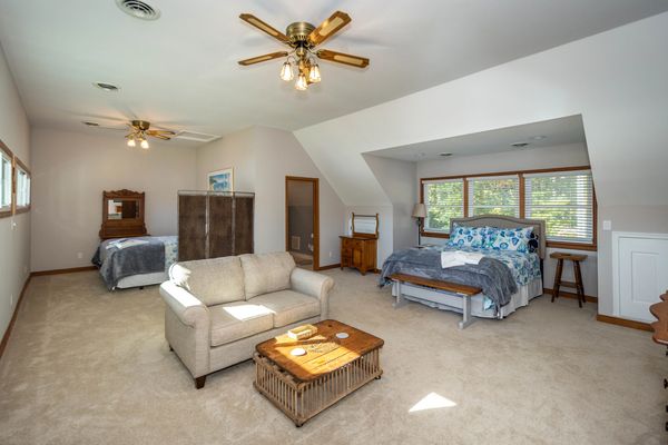 Upstairs beds: 2 queen beds