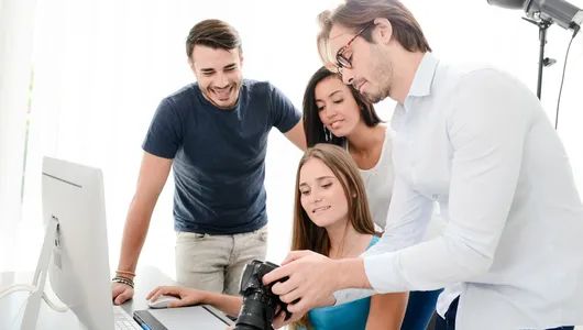 Team einer Modelagentur hat eine Besprechung