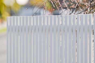 An install of Aluminium Picket Fence 3000 series in Matt Black