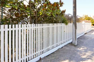 An install of Aluminium Picket Fence 3000 series in Matt Black