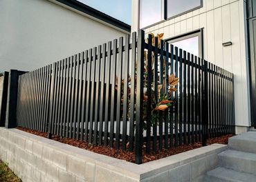 An install of Aluminium Picket Fence 1000 series in Matt Black