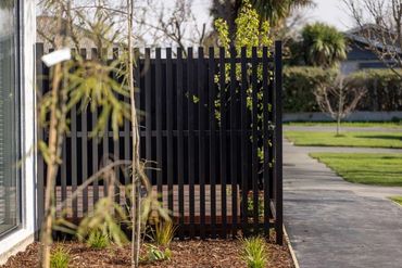 An install of Aluminium Picket Fence 1000 series in Matt Black