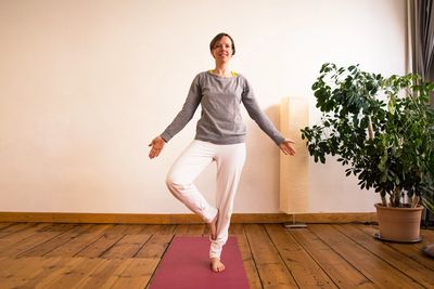 Yoga-Position (Asana) Der Baum