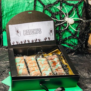 Box includes: 4 chocolate bars, spiders and eyeballs