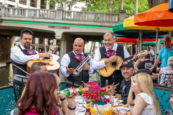 commercial restaurant photography: food and beverage photography: San Antonio riverwalk: mariachi