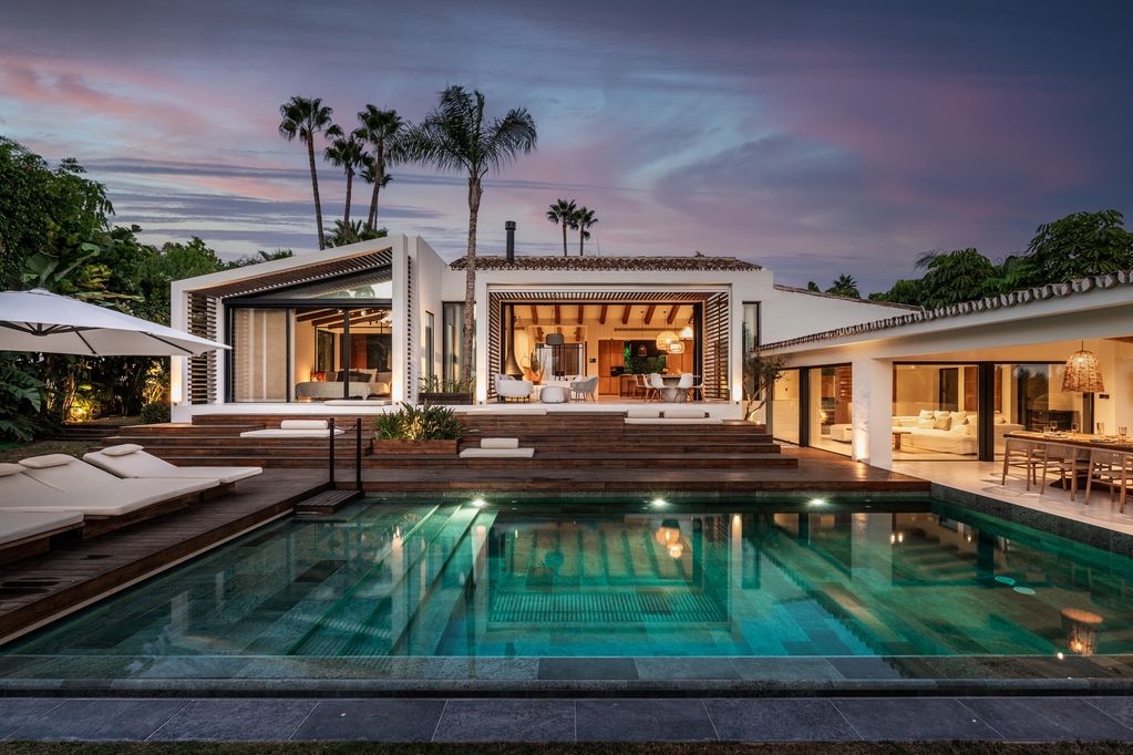 Front-line golf villa in Nueva Andalucía with brathtaking views