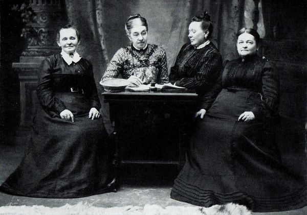 Die Beamten der Frauen Vereins (The Officers of the Ladies Aid Society)