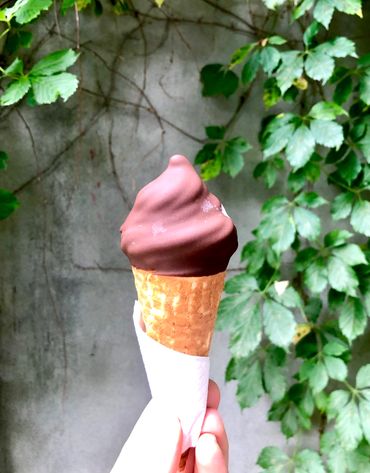 Confection artisanale. Cornet sucré, glace maison vanille, caramel fleur de sel, chocolat noir.