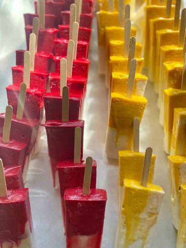 "Paletas" en espagnol ou "sucettes glacées".
100% naturel, fait avec des vrais fruits.