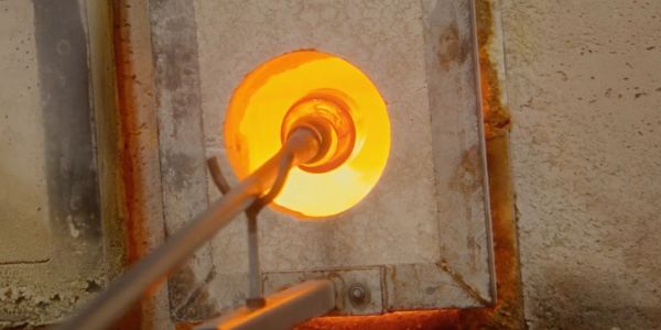 Fusione di vetro in un forno ad alta temperatura.