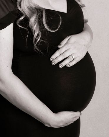 pregnant lady holding her pregnancy bump