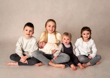 4 older brothers and sisters with newborn baby sister