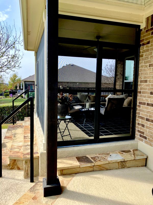 Side profile view of a screen room