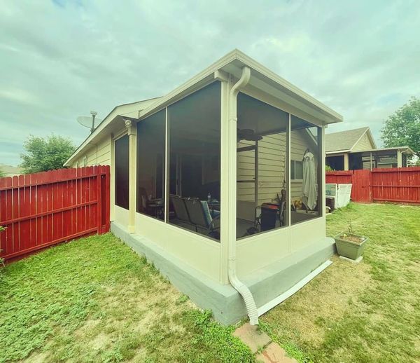 Vertical view of a screen room