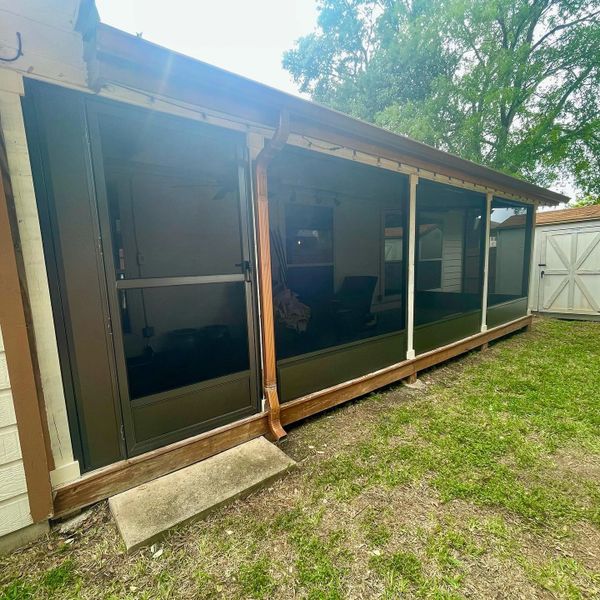 Side profile of a screen room