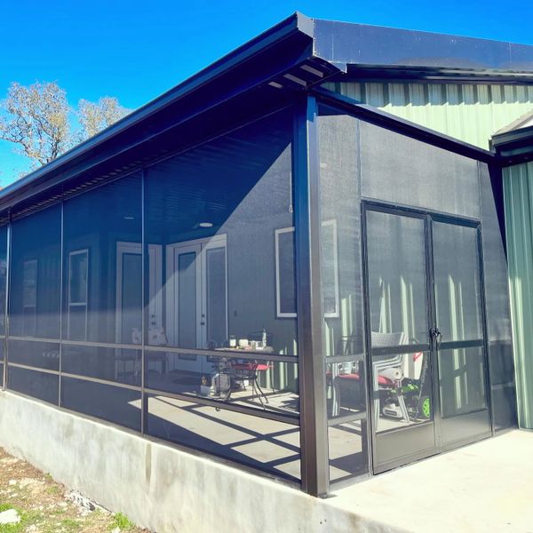 Side profile of a screen room