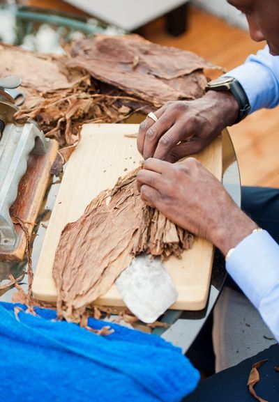 man making a cigar in santiago dominican republic