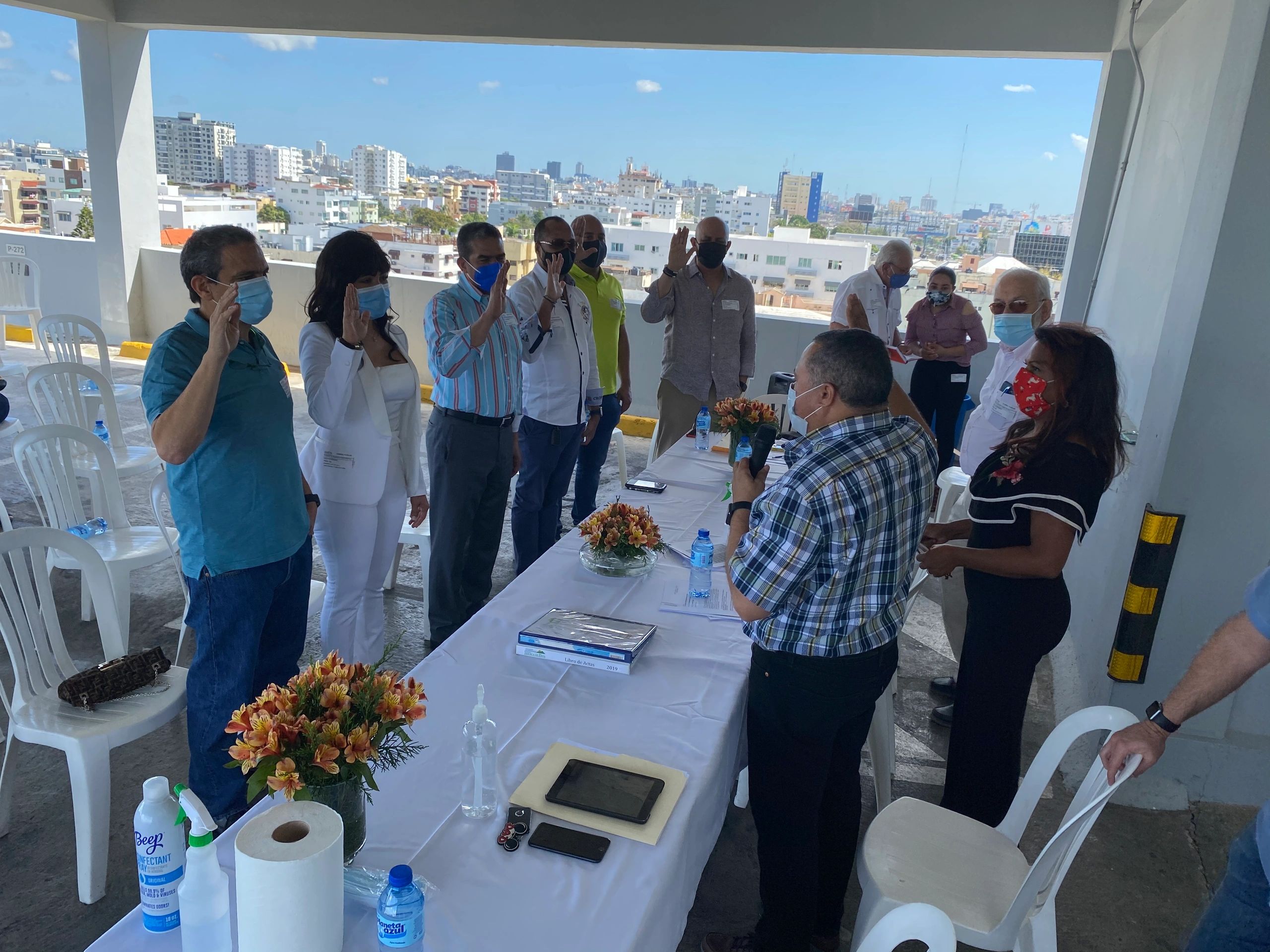 Momento en que la nueva directiva 2021 de La Asociación de Propietarios tomaba juramento .