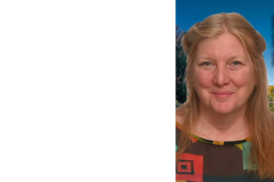 Femme souriante aux cheveux blonds devant un paysage.