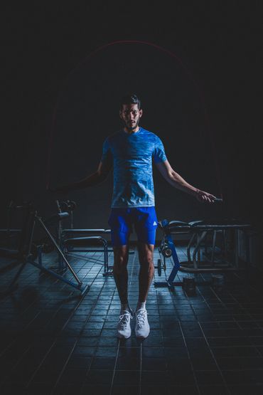 José Skips rope wearing a cobalt blue Adidas running short outfit & white shoes. Photo: @ilretallack