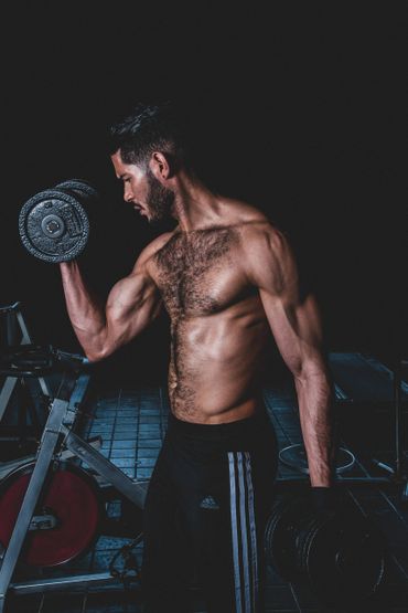 José lifting dumbells. Wearing Adidas Run-it 3 striped pants. Photo: Juanes Montes aka @ilretallack