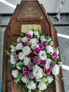 Urna Mortuária com Arranjo Póstumo.