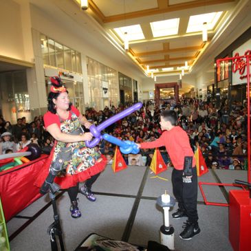 MALL STAGE BALLOON SHOW
