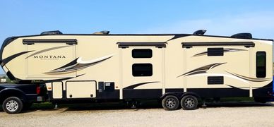 Fifth Wheel Recreational Vehicle Trailer