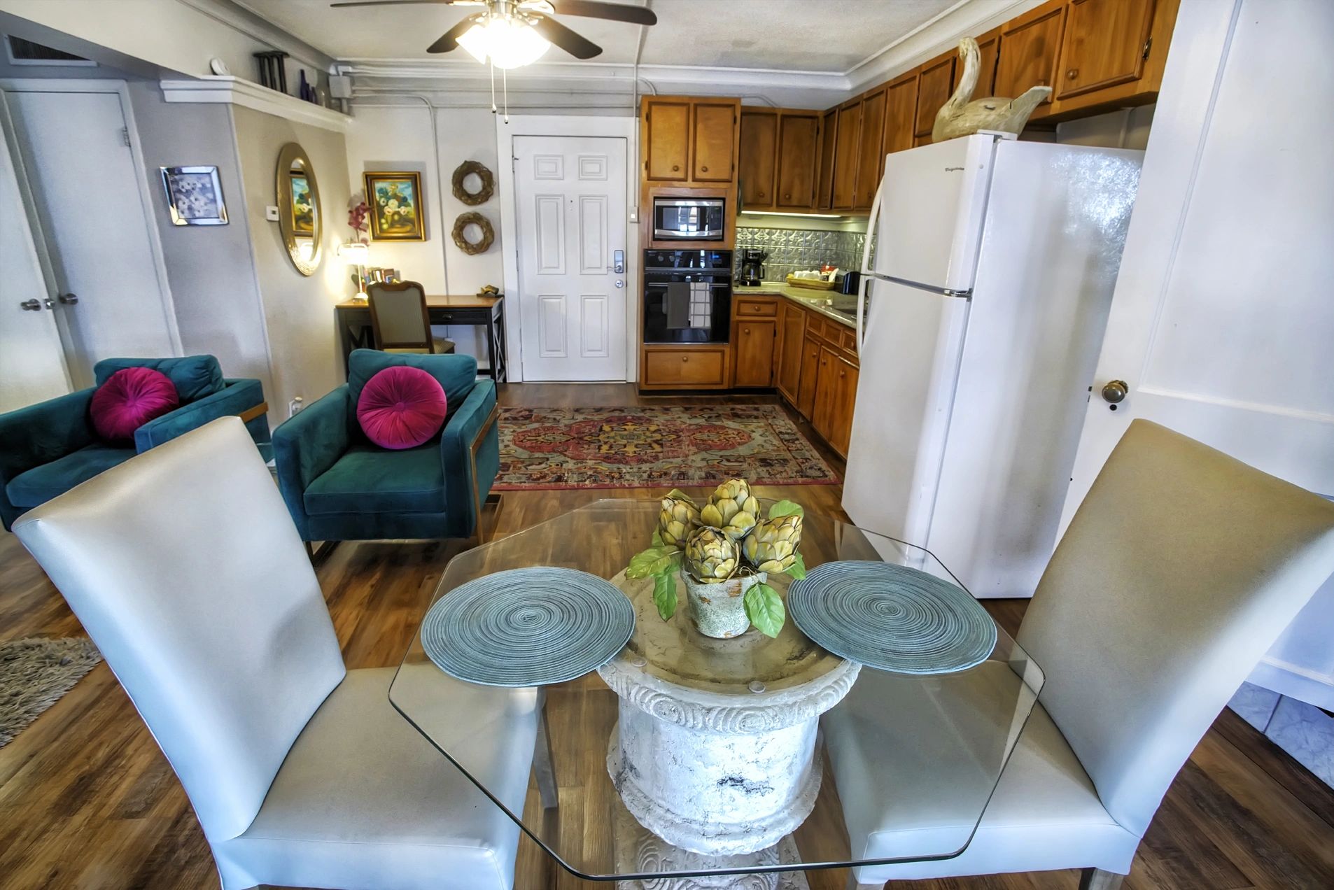 Suite 209 Dining / Kitchen