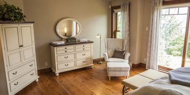 chambre des maitres avec lit douillet et vue sur le majestueux fleuve st-laurent et l'ile-aux-coudre