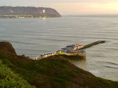 Imagen del restaurante en Lima la Rosa Náutica al atardecer.