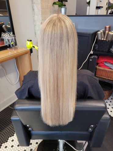 Full highlights transformation on extra-long hair by blonde specialist Adriana Balea.