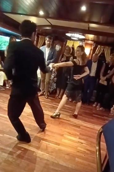couple dancing Argentine tango