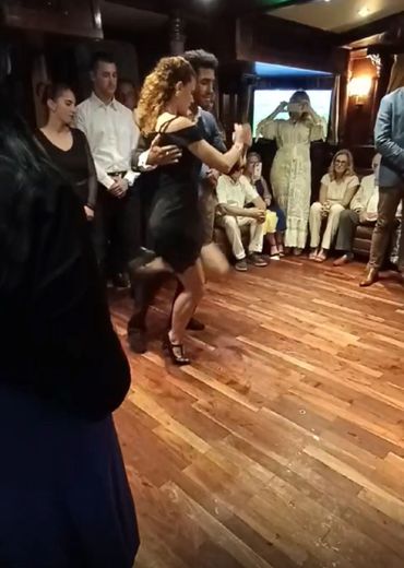 couple dancing Argentine tango