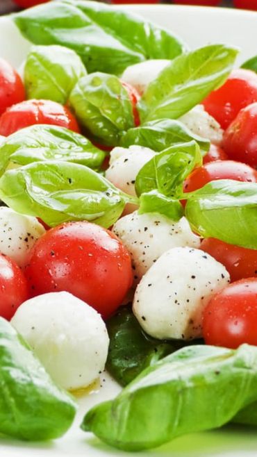 Ensalada italia: lechuga, tomaticos cherry e cereza de mozzarella