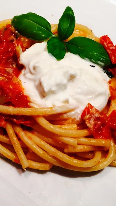 Pasta Banfi: spaghetti en salsa de tomates frescos con topping de crema de burrata