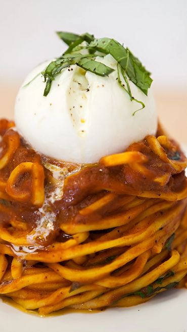 Pasta Benigni : spaghetti en salsa de tomate con topping de burrata