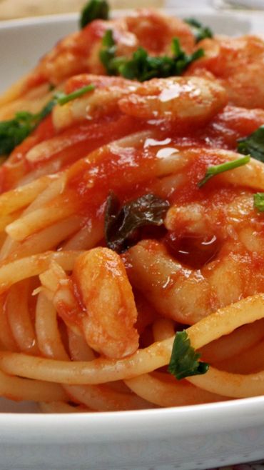 spaghetti con camarones en salsa de tomates