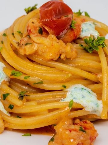 Plato de linguine en salsa Aurora con camarones y crema de burrata.