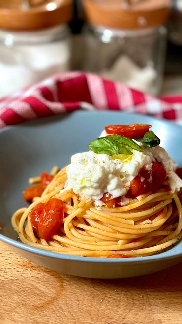 Pasta Totó : spaghetti en salsa de tomatico cherry con topping de crema de burrata