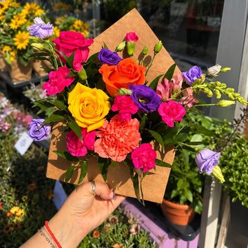 Fresh mixed flowers arranged in an envelope, with your choice of colours 🌸 From £25