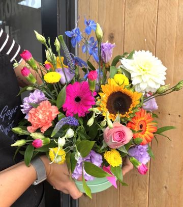 Mixed flower hat boxes in your choice of colours 🌸 Small £25 | Medium £35 | Large £45