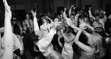 Wedding couple dancing ... from Digital tips website