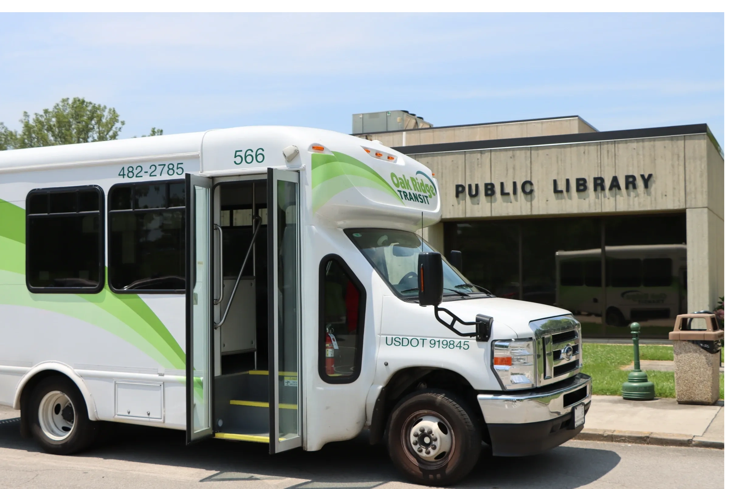 Oak Ridge Transit bus in front of Oak Ridge Public Library