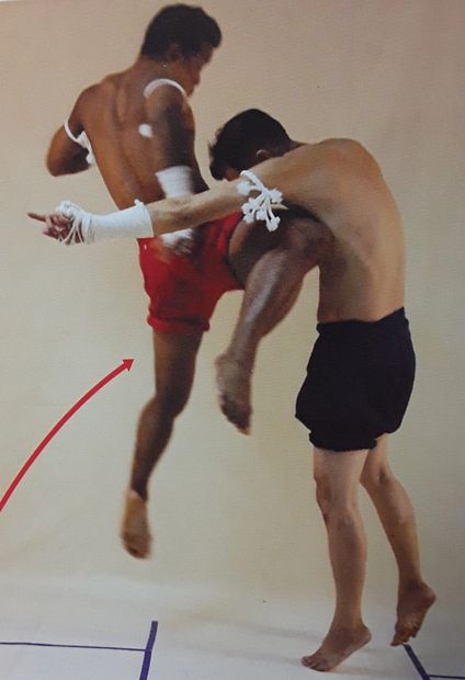 KRU NICK SENA CHINAWUT SIRISOMPAN ART OF MUAY THAI BORAN 82 KON MUAY SANER JARITRUM PORNAKAEW LIMMONGKHONCHAIKUL กลมวย มวยไทยโบราณ
